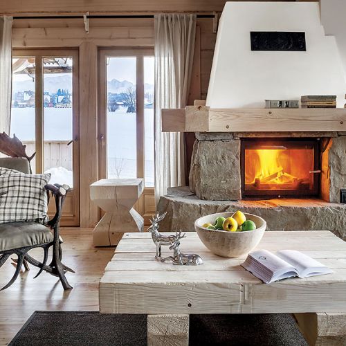 Kamienny kominek z drewnianym wykończeniem.