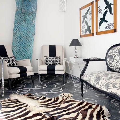 Kanapa Caitlin jest obita tkaniną od Senderona.