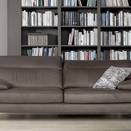 Kanapa dopasowana jak garnitur? Czemu nie. Sofy i narożniki idealnie dobierzemy do salonu. Z podłokietnikami