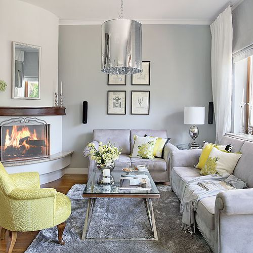 Kanapa i fotel mają tkaniny z Designers Guild. Stąd pochodzą też jedwabne, kwieciste poduszki. Stolik,