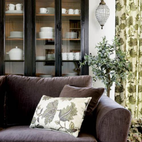 Kanapa obita w miękką tkaninę zapewnia komfortowy wypoczynek w salonie.