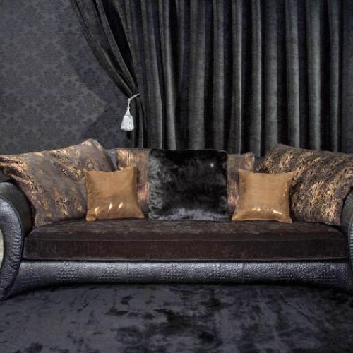 Kanapa Perugia. Podłokietniki ma z tłoczonej skóry bycast przypominającej skórę aligatora, siedzisko i poduszki z