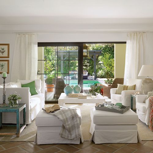 Kanapa ze sklepu Pantay, fotele z IKEA, dywany i pufy ze sklepu Fernando Moreno.