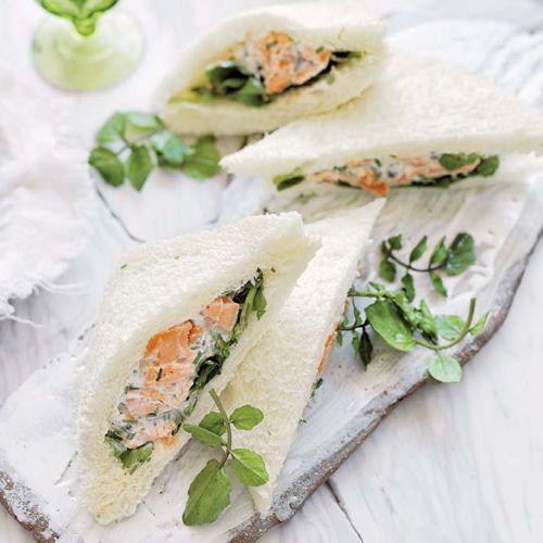 Kanapki z wędzonym pstrągiem i kaparami