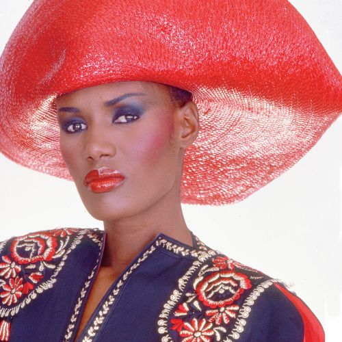 Piosenkarka i aktorka Grace Jones. Historia mody: kapelusz słomkowy