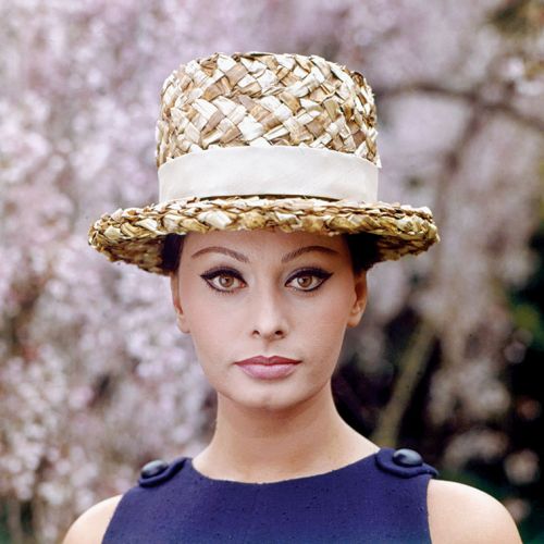 Sophia Loren, Włochy, 1964 r. Historia mody: kapelusz słomkowy