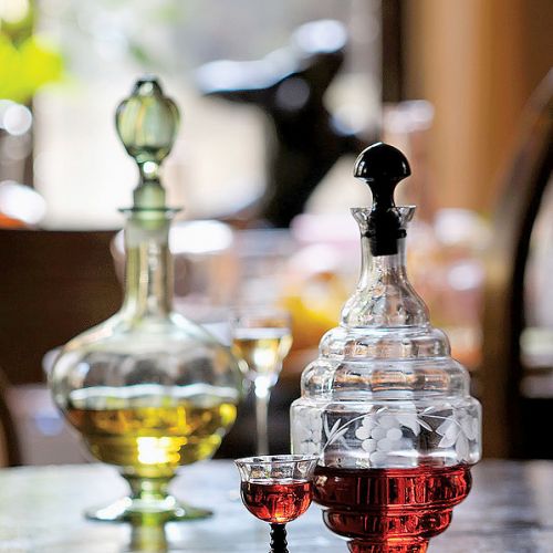 Karafka i kieliszek ze szkła kryształowego z trawionym rysunkiem.