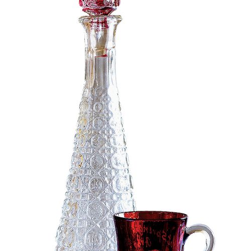 Karafki ze szkła ciętego i barwionego.