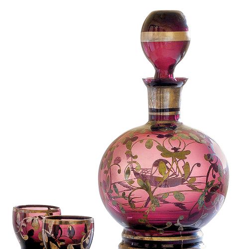 Karafki ze szkła ciętego i barwionego.