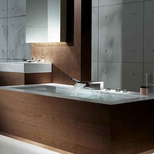 Kaskadę zamiast strumienia daje wylewka baterii nawannowej z serii Deque. DORNBRACHT