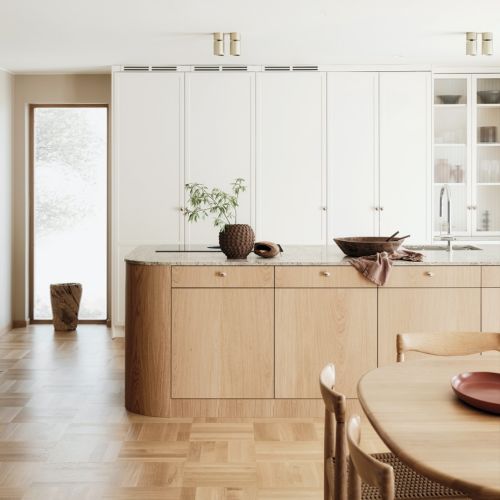 kuchnia kaszmir z jasnym drewnem