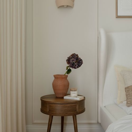 kaszmirowa sypialnia z drewnem