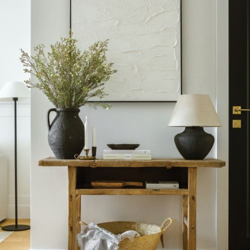 kaszmirowy salon z drewnem