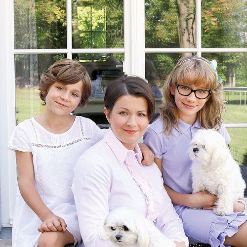 Katarzyna Helbin z córkami Gabrysią (w białej sukience) i Natalią. Do zdjęcia pozują też maltańczyki Koko i Kenzo.
