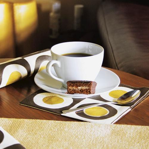 Kawa z mlekiem. Takie kolory mają serwetki firmy PAW COLLECTION.