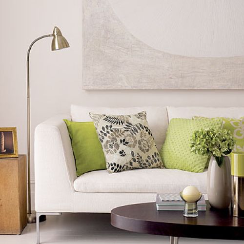 Stonowane wnętrze dyskretnie ożywiono poduchami