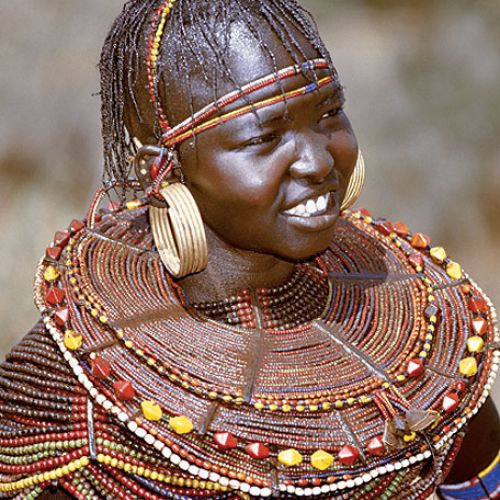 Kenia – wielkość kolczyków i ilość biżuterii podkreśla jej status społeczny.
