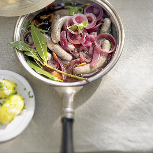 Kiełbaski w sosie z czerwonego wina.