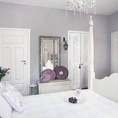 Kilka blado fioletowych dodatków rozwesela wnętrze.