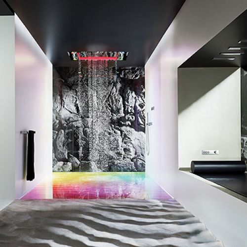 Kilka typów deszczu i mgły, zmienne oświetlenie oraz aromaterapia, Dornbracht.