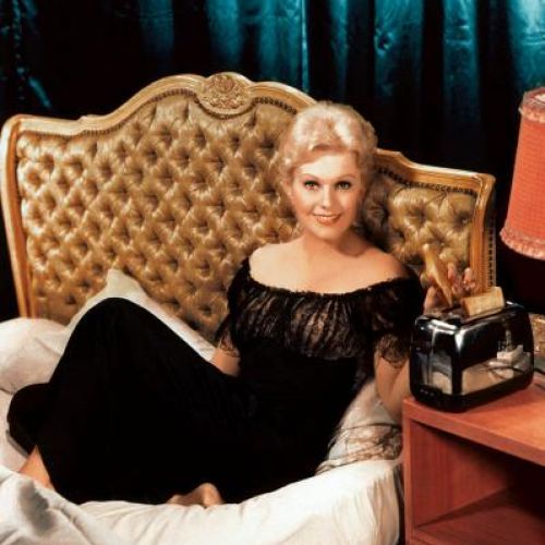 Kim Novak, amerykańska gwiazda filmowa lat 50. XX w., prezentuje toster, fot. MEDIUM.