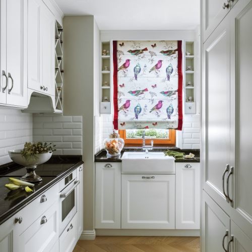 KUCHNIA POMIMO NIEDUŻYCH ROZMIARÓW MA WSZYSTKO, CZEGO POTRZEBA, W TYM POJEMNE SZAFY PRZY DOSTAWIONEJ ŚCIANIE.