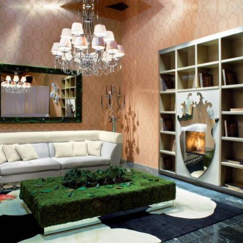 Klasyczna kanapa i stolik pokryty mchem.