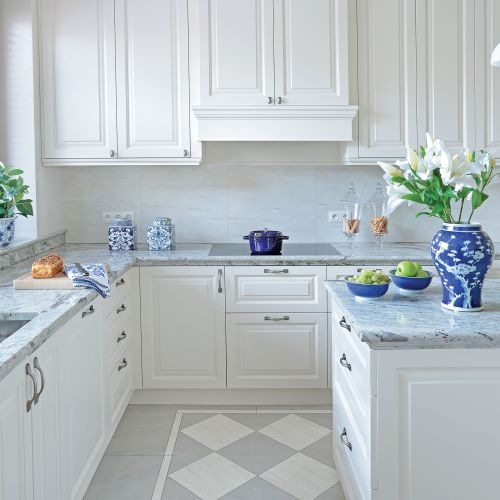 biała kuchnia z szarym blatem