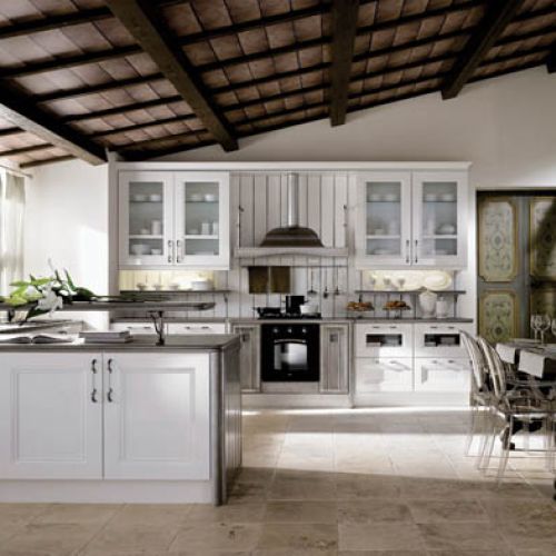 Klasyczne, ale z superdizajnerską szafą - zmieszczą się w niej nie tylko spiżarniane zapasy, ale