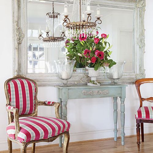 Klasyczne meble w nowoczesnym obiciu.