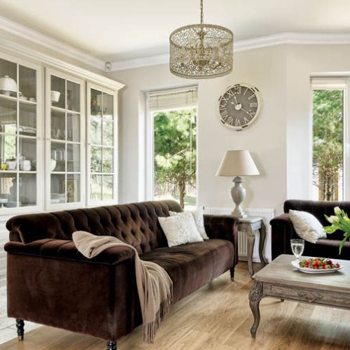 Klasycznie, w brązach, bez zbędnych zdobień.