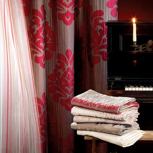 Klasyczny malinowy wzór to Wind Sarin – cena 268 zł za metr. FONZI