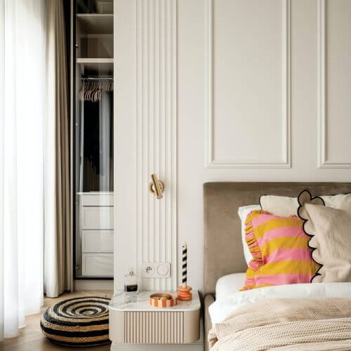 kobieca sypialnia w stosowanych kolorach