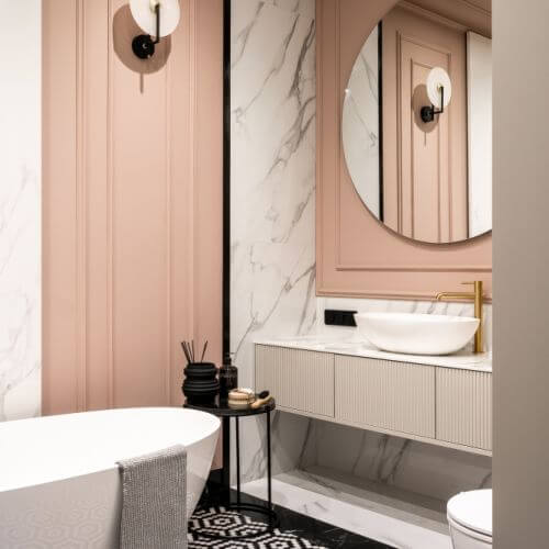 kobieca łazienka róż i czarny