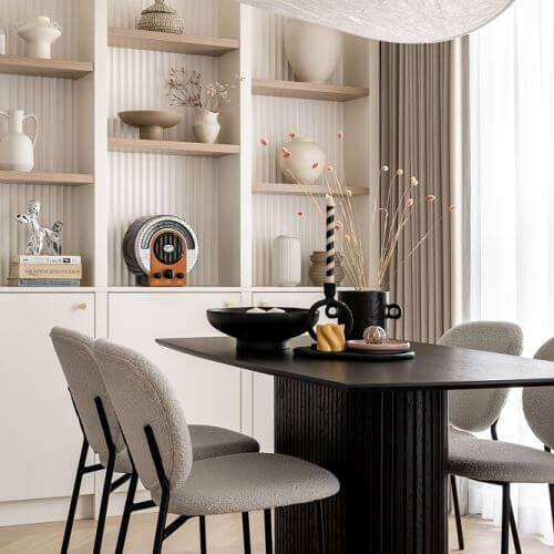 łuki na ścianie w salonie jako nisze na dekoracje i książki