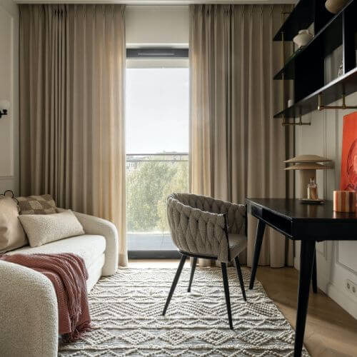 czarne biurko w kobiecym pokoju