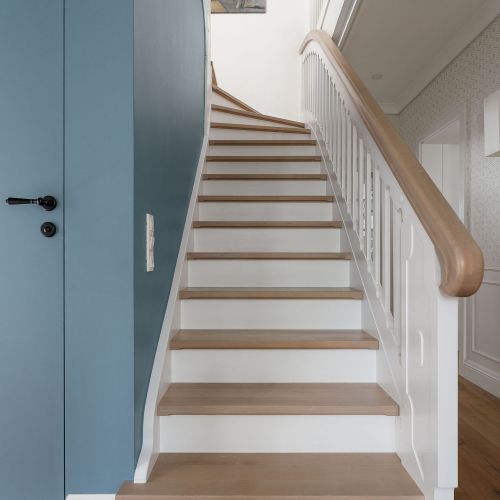 schody w domu inspirowanym modernizmem