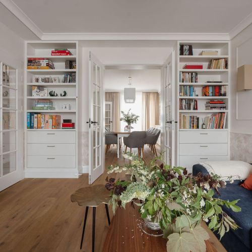 salon w domu inspirowanym modernizmem