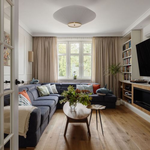 salon w domu inspirowanym modernizmem