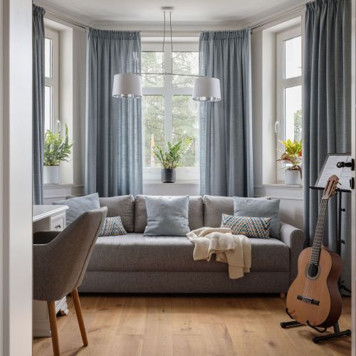 pokój gościny w domu inspirowanym modernizmem