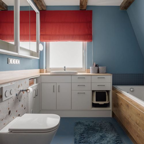 niebieska łazienka na poddaszu ze skosem