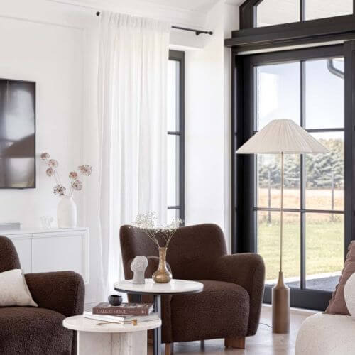 Elegancki salon w domu za miastem łączy sty klasyczny z loftowymi akcentami