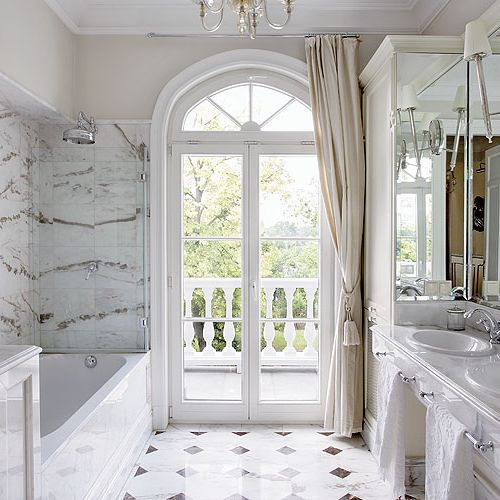 Klimat art déco w łazience wyłożonej marmurem.