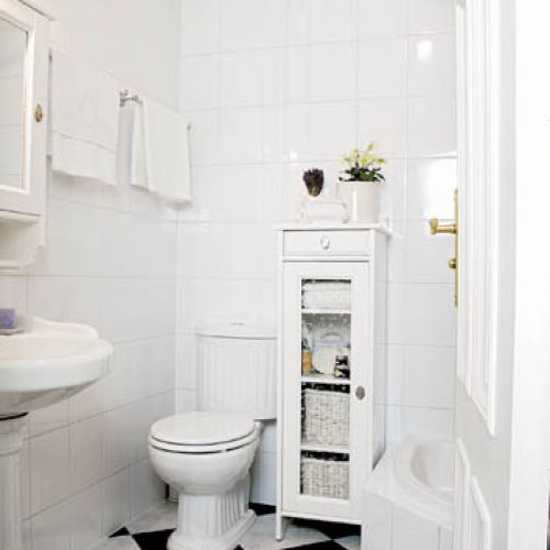 Klimat łazience nadają ceramika i meble w stylu retro.