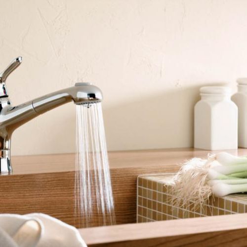 Kludi Amphora ma wyciąganą rączkę. Cena – 2347 zł. Kludi