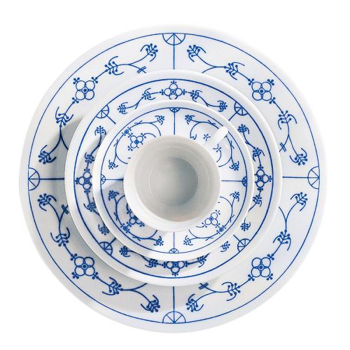 Kobaltowe wzory są malowane pędzelkiem, a potem szkliwione.