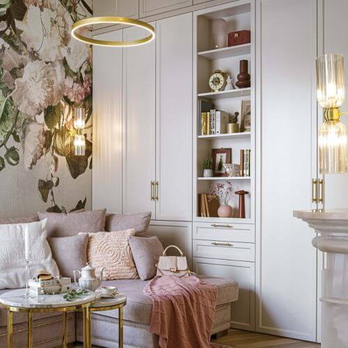 salon w beżu i różu z eleganckimi złotymi akcentami