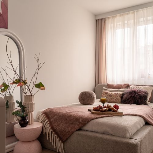 Przytulna kobieca sypialnia 9 m2 wydzielona w kawalerce 30 m2 w Krakowie