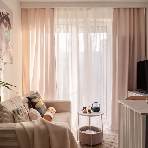 Mały salon z aneksem kuchennym w mieszkaniu 30 m2 projektu Awitku Studio