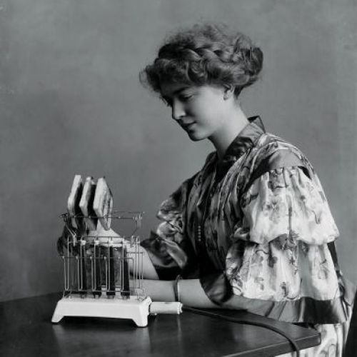 Kobieta prezentująca opiekacz, 1920 r., fot. CORBIS.